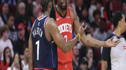 体坛经典瞬间：成龙远距停球，曾志伟硬碰拉莫斯，香港巨星队展现国足所缺豪情